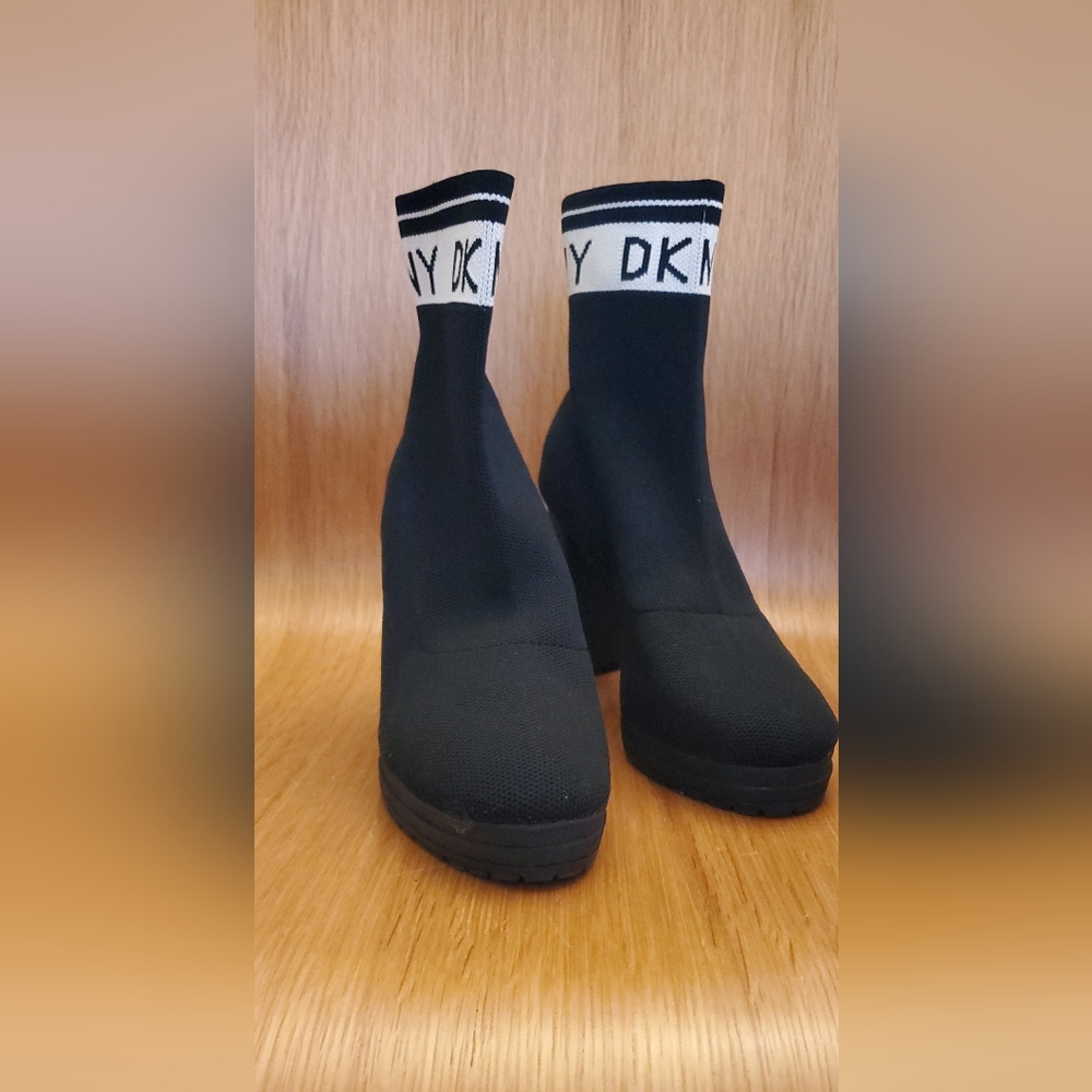 DKNY womens Sz 7.5 black white logo sock Booties